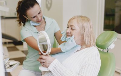 Kas jāzina par zobu implantiem senioriem?